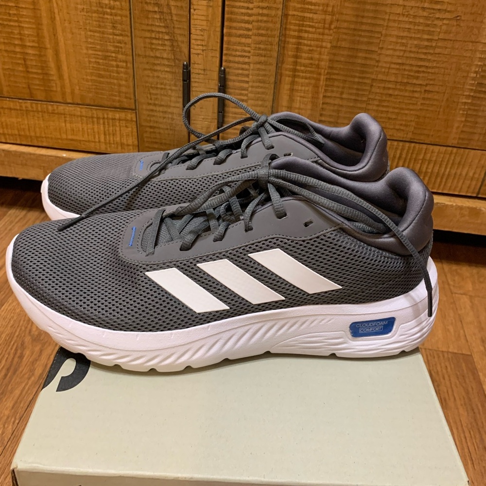 Men’s Adidas Cloudfoam Comfy Sneakers in Gray and White size 9.5